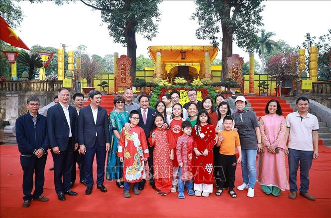 Thủ tướng Phạm Minh Chính dâng hương tại Hoàng thành Thăng Long